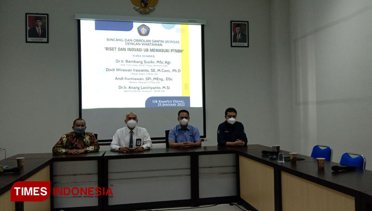 Wakil Rektor V Bidang Riset dan Inovasi Dr Bambang Susilo M.Sc.Agr (baju putih) saat mengenalkan percepatan hilirisasi hasil riset. (Foto: Naufal Ardiansyah/TIMES Indonesia)