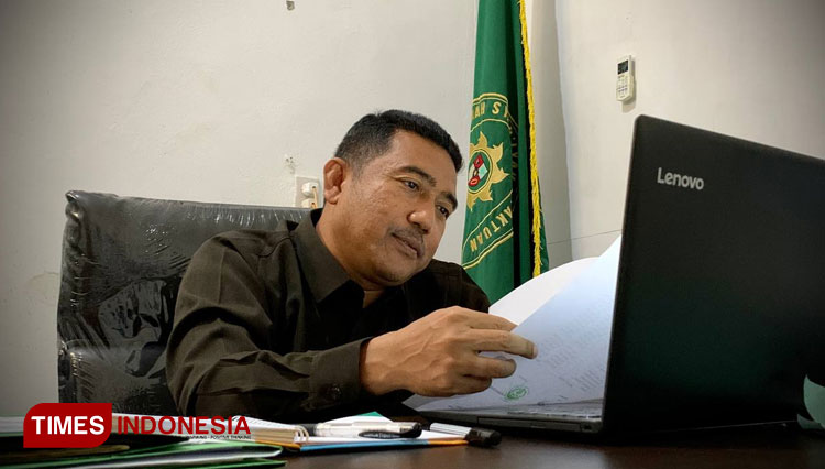 Ketua Mahkamah Syar'iyah Abdya, Amrin Salim, S. Ag, MA, saat berada ruang kerjanya (FOTO: T. Khairul Rahmat Hidayat/TIMES Indonesia)