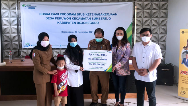 BPJAMSOSTEK Cabang Bojonegoro menyerahkan santunan JKM dan JHT, Rabu (26/1/2022). (FOTO: BPJAMSOSTEK Cabang Bojonegoro for TIMES Indonesia)