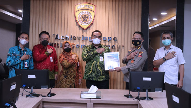 Bupati Blora menerima dokumen hasil seleksi uji kompetensi yang dilakukan Polri, terkait pengisian 8 jabatan kepala OPD di Pemkab Blora. (Foto: Humas Pemkab Blora for TIMES Indonesia)
