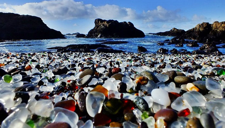 Keindahan Glass Beach atau Pantai Kaca di California. (Foto: Traveling Yuk via Interesting)