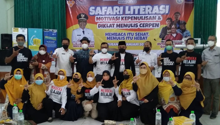 Safari Literasi di Tuban bersama Gol A Gong, Wakil Bupati Tuban, KGBN, Dinas Pendidikan Kabupaten Tuban, Dinas Perpustakaan dan Kearsipan Kabupaten Tuban, dan Guru (Foto: Ikhwan Fahrudin/TIMES Indonesia) 