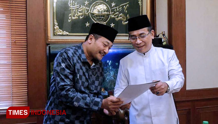 Ketua PCNU Banyuwangi, KH Moh Ali Makki Zaini saat menjelaskan berkas aset tanah kepada Ketua Umum PBNU KH Yahya Choll Staquf (FOTO: Rizki Alfian/ TIMES Indonesia)