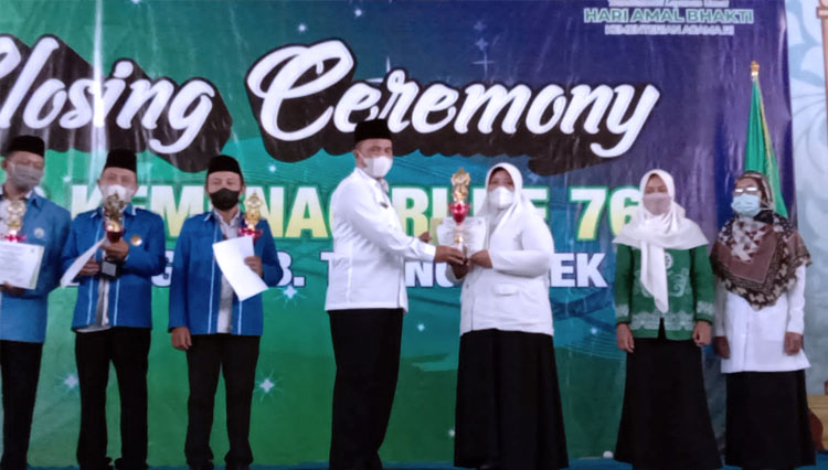 Kasubag TU Kantor Kementrian Agama Trenggalek Drs. H. Mustofa Al Chamdani, M.SI menyerahkan Trophy Vlog Dakwah PAI ke Hj. Nadhirotul Ulfa, M.Pd.I, Selasa (26/1/2022) kemarin. (FOTO: Kemenag Trenggalek)