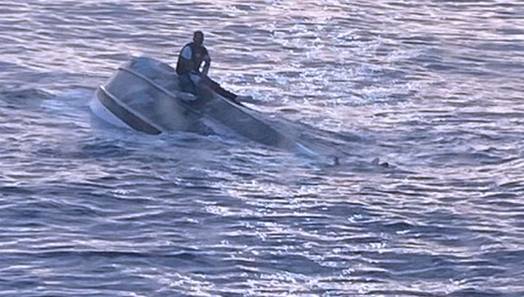 Perahu Terbalik di Pantai Florida, 39 Orang Hilang