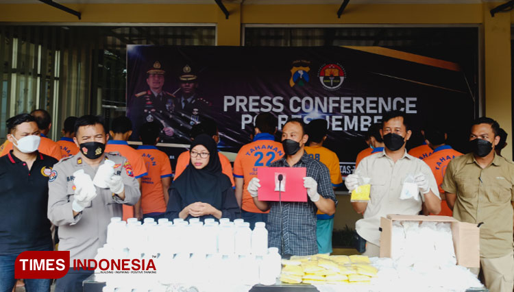 Jajaran Satreskoba Polres Jember saat menggelar Press Conference dihalaman Mapolres Jember. (Foto: Siti Nur Faizah/ TIMES Indonesia)
