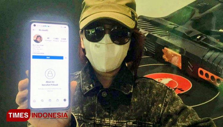 Pengusaha muda Surabaya, Sonya Rachmawati menceritakan kronologi aksi penipuan lewat medsos yang menimpa rekan sesama pengusaha, Rabu (26/1/2022). (Foto: Lely Yuana/TIMES Indonesia)
