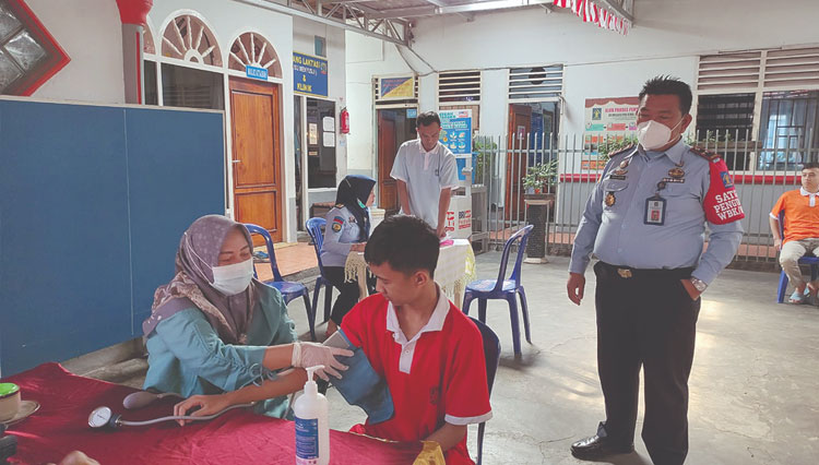 Saat Warga Binaan Permasyarakan (WBP) memalukan vaksinasi di Lapas Kelas III Pagaralam, (Foto : Asnadi/Times Indonesia)