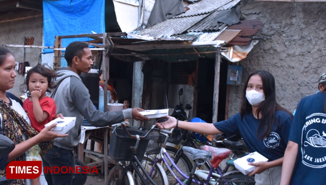 Pembagian makanan untuk warga Jakarta Barat. (foto: Markom Mercue Ancol/TIMES Indonesia)