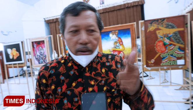 Pemerhati Sejarah Jombang, Nasrul Illah saat ditemui TIMES Indonesia tengah melihat Galeri Cagar Budaya di Disdikbud Jombang, Kamis (27/1/2022). (FOTO: Rohmadi/TIMES Indonesia)