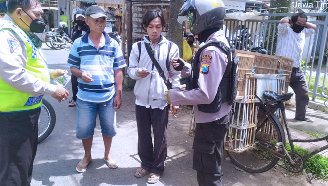 Tim Pamor Keris Polres Malang ketika membagikan masker. (Foto : Humas Polres Malang for TIMES Indonesia).