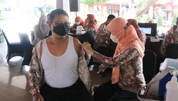 Proses vaksinasi booster yang dilakukan di Graha Majatama, Pemkab Mojokerto, Kamis, (27/1/2022). (Foto: Dok. Kominfokab Mojokerto for TIMES Indonesia) 