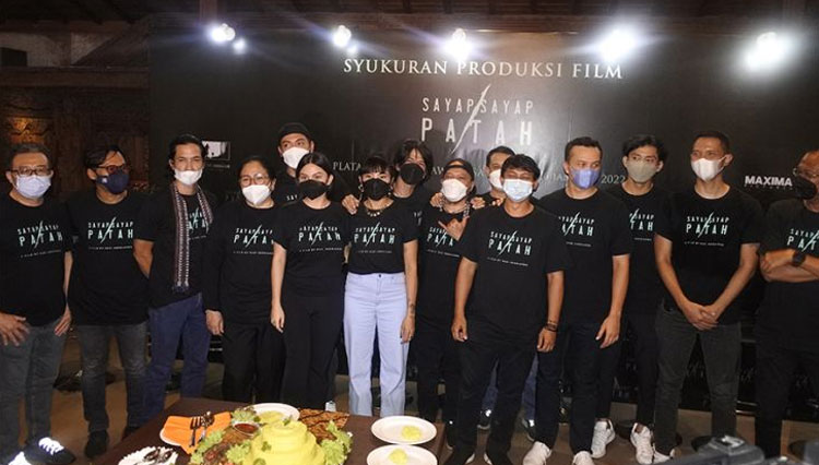 Para pemain dan kru film Sayap-Sayap Patah menggelar syukuran atas terlaksananya proyek film tersebut pada Rabu (26/1/2022). (Foto/SINDOnews/Thomasmanggalla)
