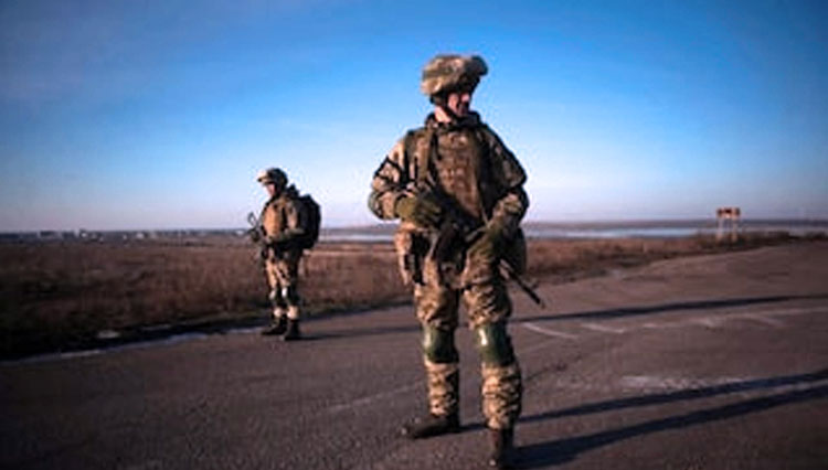 Anggota layanan dari Brigade Mekanik Terpisah ke-28 dari Angkatan Bersenjata Ukraina mengambil bagian dalam latihan pertahanan pantai di wilayah Odessa, Ukraina, dalam gambar selebaran ini yang dirilis 28 Januari 2022. (FOTO A: Kementerian Pertahana