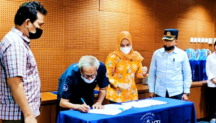 Bupati Sula bersama Rektor ITL Trisakti menandatangani MoU. (Foto Humas Sula for TIMES Indonesia)