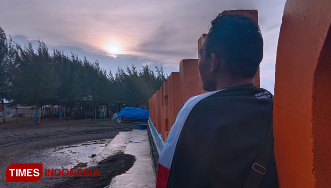 Salah seorang pengunjung PIK, Prawoto, saat menikmati panorama sunset di PIK, Jumat 28/1/2022. (Foto: Zamroni/TIMES Indonesia)