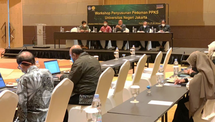 Rektor UNJ memberikan arahan dalam kegiatan penyusunan pedoman PPKS UNJ.