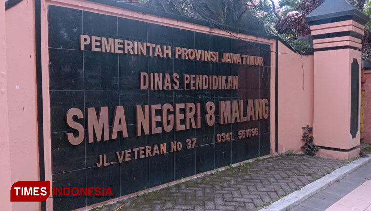 Tampak dari depan plakat SMAN 8 Malang. (Foto: Naufal Ardiansyah/TIMES Indonesia)