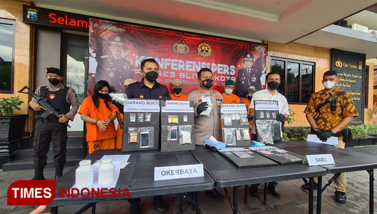 Kapolres Blitar Kota AKBP Argowiyono menunjukkan barang bukti kasus Narkoba. (Foto: Sholeh/ TIMES Indonesia) 