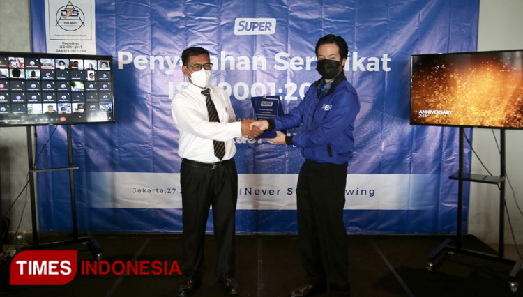 Steven Wongsoredjo, CEO dan Co-Founder Aplikasi Super (kiri) saat menerima sertifikasi ISO dari Direktur Utama dari DAS Certification Indonesia, Herry Priyono, Sabtu (29/1/2022).(Foto: Lely Yuana/TIMES Indonesia) 