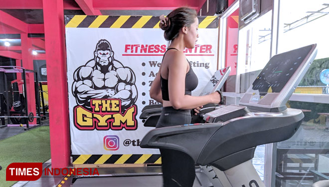 Pengunjung The Gym Magetan saat melakukan olahraga cardio dengan treadmil. (Foto: Aditya Candra/TIMES Indonesia)