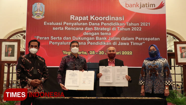 Dirut Bank Jatim Busrul Iman dan Kepala Dinas Pendidikan Jatim Wahid Wahyudi menunjukkan surat Perjanjian Kerjasama (PKS) terkait penyaluran Dana BOS, Minggu (30/1/2022).(Dok.Bank Jatim) 