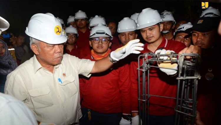 Menteri PUPR RI Basuki Hadimuljono saat meninjau sebuah proyek pembangunan infrastruktur (FOTO: Biro Komunikasi Publik Kementerian PUPR RI)
