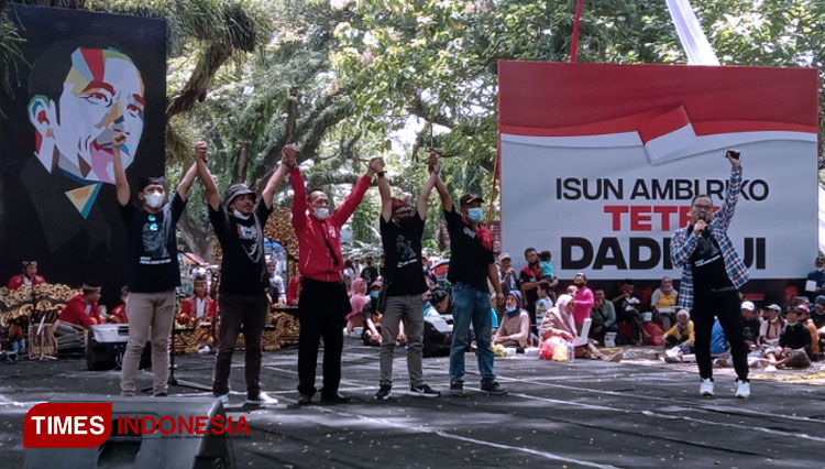 Relawan-Jokowi-berkumpul-di-wisata-De-Djawatan-Benculuk-Banyuwangi-2.jpg