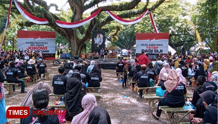Relawan Jokowi berkumpul di wisata De Djawatan Benculuk Banyuwangi. (FOTO: Rizki Alfian/ TIMES Indonesia)