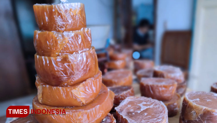 Kue keranjang produksi Hom Sen dipajang di etalase tokonya di Jalan Selakaso No 28 Kota Tasikmalaya, Senin (31/1/22) siang. (FOTO: Harniwan Obech/TIMES Indonesia)
