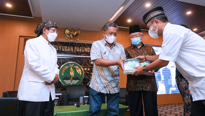 Pemkot Bandung b
