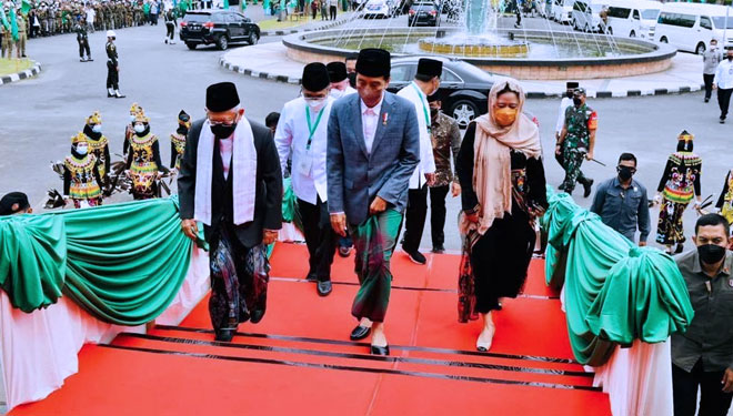 Presiden Jokowi b