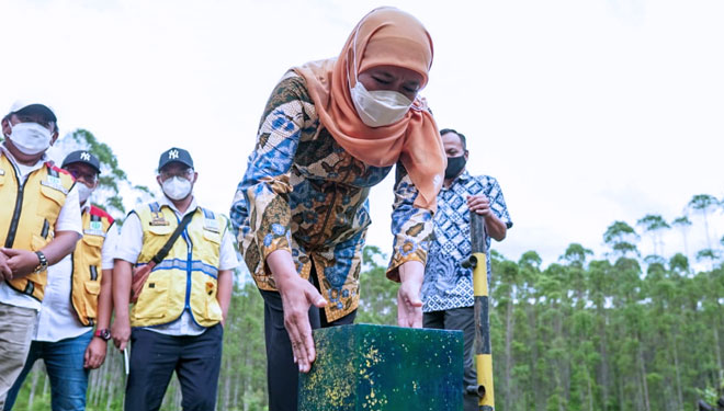 Foto : Gubernur Jatim Khofifah mendatangi titik nol atau titik kontrol Geodesi yang akan menjadi patokan pembangunan infrastruktur Ibu Kota Negara Nusantara (IKN) pada Senin (31/1/2022) kemarin. (Dok.Humas Pemprov Jatim)