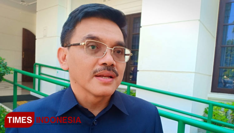 Kepala Bappelitbangda Kota Cirebon Iing Daiman saat diwawancarai media. (foto. Muslimin/timesindonesia)