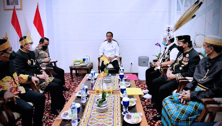 Presiden RI Jokowi melakukan pertemuan dengan tokoh masyarakat dan adat di BalikpapanKalimantan Timur membahas soal Ibu Kota Negara (IKN). (FOTO: Setkab RI)