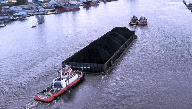 Kapal pengangkut batu bara di Sungai Musi, Palembang, Kamis (3/1/2019). (FOTO: ANTARA/Nova Wahyudi)