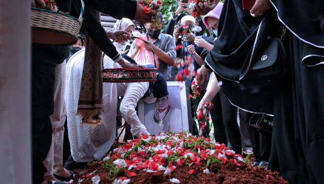 Pemakaman Mantan Ketua Umum PWI Pusat Margiono di TPU Jelupang, Tangsel, Banten. (FOTO: rm.id/Khairizal Anwar)