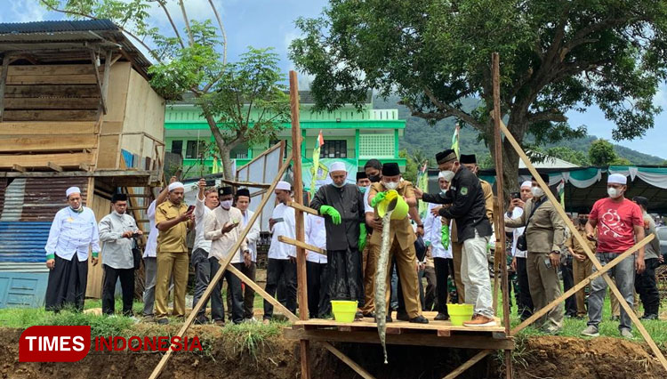 Peresmian Pondok Pesantren Salafiyah Alkhairaat Sasa Serra peletakan baut pertama Pembangunan Masjid.(Foto: Wahyudi Yahya/TIMES Indonesia)