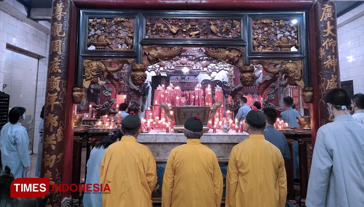 Suasana-ibadah-sambut-Imlek-di-rumah-ibadah-Tridharma-Honk-Tiek-Hian-2.jpg
