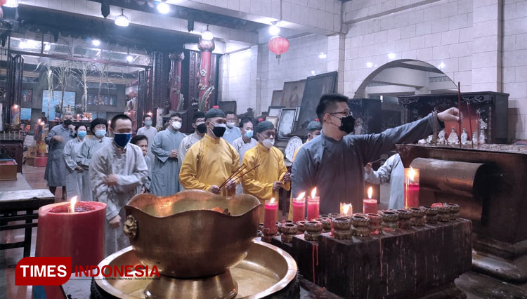 Suasana ibadah sambut Imlek di rumah ibadah Tridharma Honk Tiek Hian, Senin (31/1/2022). (FOTO: Khusnul Hasana/TIMES Indonesia)