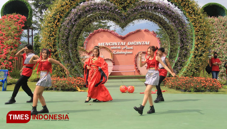 Tarian Imlek Sambut Wisatawan Jawa Timur Park Group - TIMES Indonesia