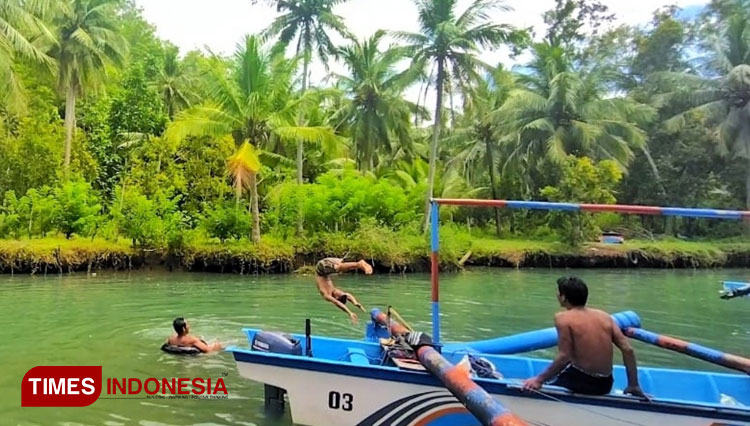 Wisata susur sungai Kali Cokel a