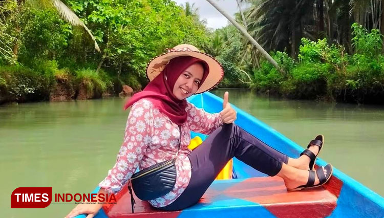 Wisata susur sungai Kali Cokel dengan perahu Pacitan yang cocok buat relaksasi. (FOTO: Agus Riyadi For TIMES Indonesia)