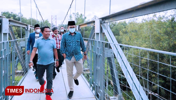 Bupati Pamekasan Cek Pembangunan Jembatan Gantung Desa Jambringin