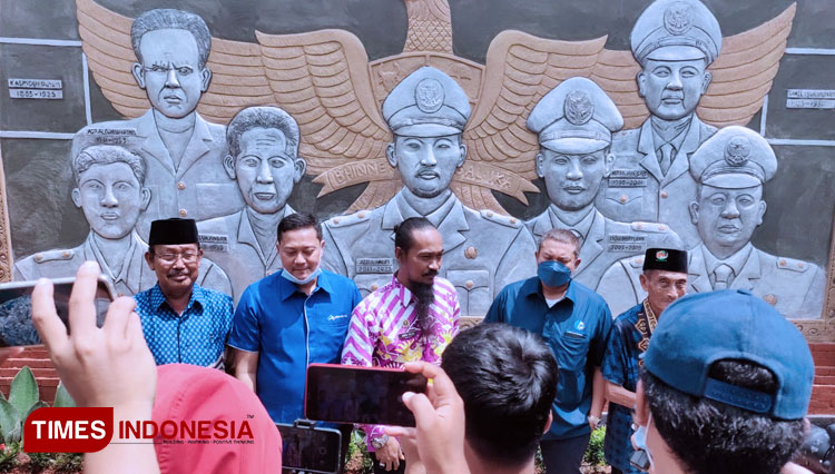 Kades-Sekapuk-Abdul-Halim-saat-memberikan-keterangan-kepada-media.jpg