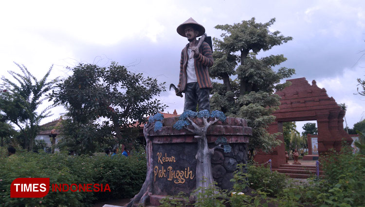 Patung-Pak-Tani-sebagai-Ikon-di-Agrowisata-KPI.jpg