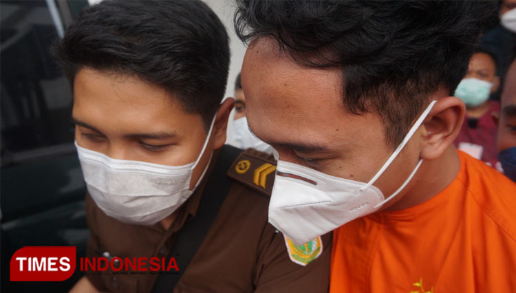 Randy Bagus Hari Sasongko menggunakan baju tahanan di Kantor Kejari Kabupaten Mojokerto, Rabu (2/2/2022) (Foto: Theo/TIMES Indonesia)