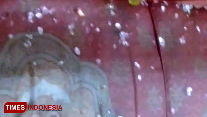 Rumah warga yang ambruk akibat hujan es b