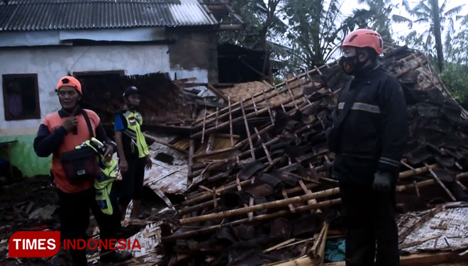 Rumah Warga di Banyuwangi Ambruk akibat Angin Kencang Disertai Hujan Es