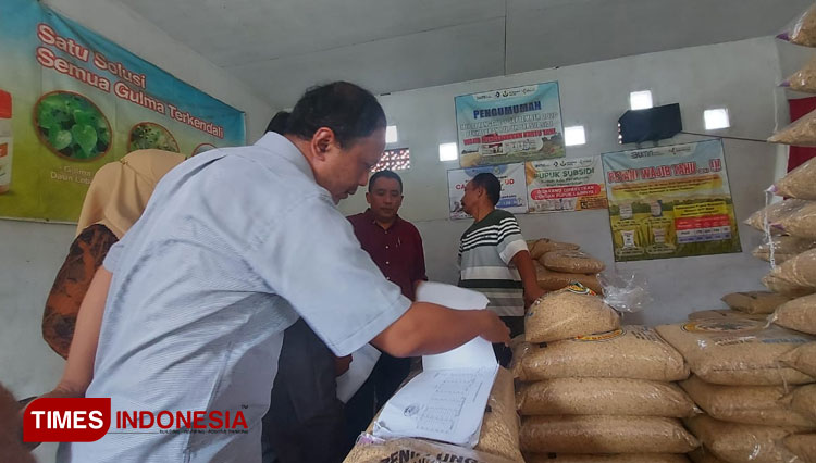 Sidak pupuk bersubsidi oleh Komisi II DPRD Bondowoso di salah satu kios di Kecamatan Klabang (FOTO: Moh Bahri/TIMES Indonesia)